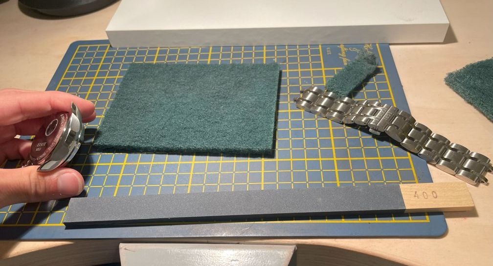 Werkplek voor het schuren en borstelen